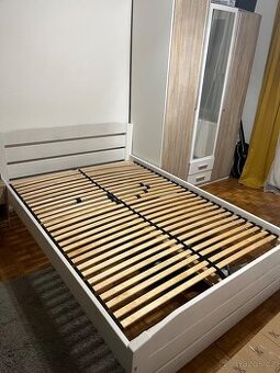 Prodám postel včetně roštu a matrace