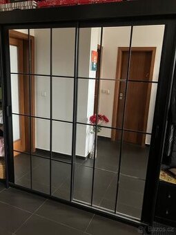 Šatní skříň s posuvnými dveřmi