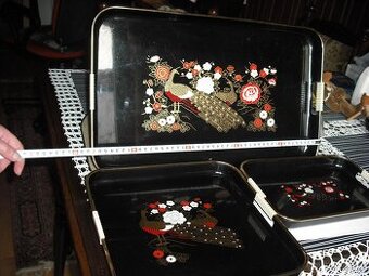 retro plastové podnosy