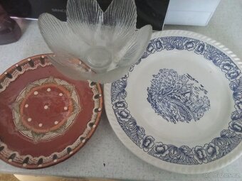 Porcelánový čajový servis, talíře, sklenky...