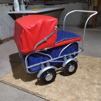 Starý kočárek osmipérák