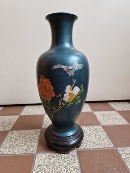 Váza s ručně malovanými květinami