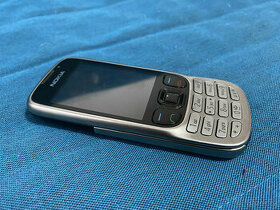 Klasický tlačítkový mobilní telefon Nokia 6303 classic