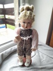 Značená porcelánová panenka s drdolem - 1