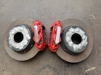 4 pískové brzdiče + 320mm dělený kotouče