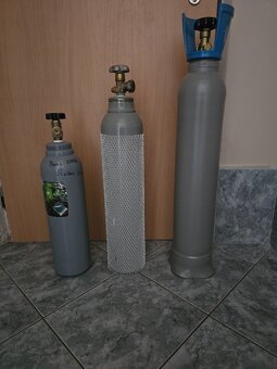 Prodám láhev na CO2 9 L a 11 L na fotce uprostřed a vpravo
