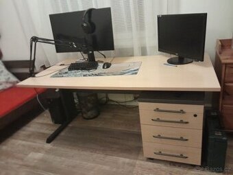 PSACÍ STŮL