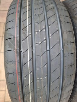 R18 235/45 94w Goodyear