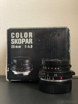 Voigtländer Color-Skopar 25mm f/4 pro Leica M s optickým hle