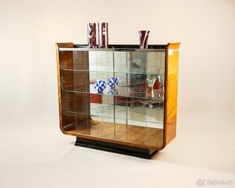 SKLENÍK..VITRÍNA TULIPÁN-UP ZÁVODY-J.HALABALA