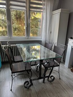 Skleněný jídelní stůl + 4 židle – krásná kovová konstrukce