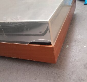 Starý starožitný gramofon Tesla Jihlava