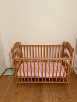 Dřevěná dětská postýlka