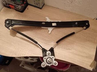 Stahovačky zadních oken škoda Scala