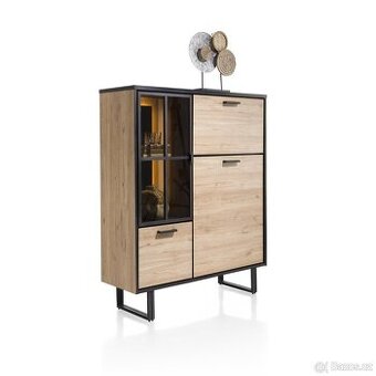 Moderní vitrína Avalon – LED podsvícení, kovové prvky