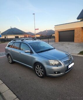 Toyota Avensis 2.2 D Top Stav