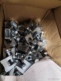 Držáky závitových tyčí na traverzy