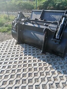 lopata s přidržovačem SD 2100 a SD 2400 od Kame JCB