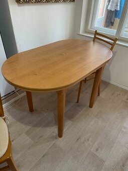 Moderní naábytek do ložnice stůl s židlemi a botník