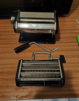 Stroj na testování