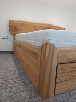 Postel z masivu s přírodní hranou