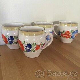 Sada 4 bilych hrnku - kvetinovy vzor - s ouskem