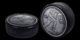 Pamětní medaile IIHF v pravém puku.MS v hokeji 2023