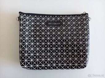 Černá kabelka psaníčko s geometrickým motivem