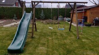 zahradní houpačka s klouzačkou