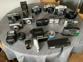 sbírka starých fotoaparátů
