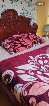 Starožitná ložnice – postel s matrací, komoda a noční stolky