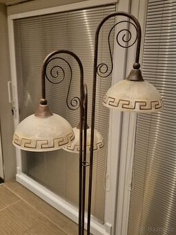 Stropní světla a stojací lampa
