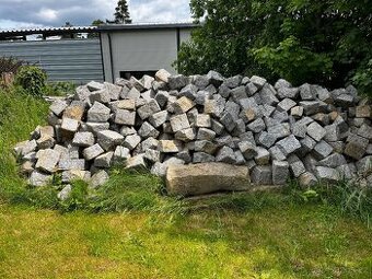 Žulové kostky velke ,nepravidelné ze 3 stran ,jedna rovna..