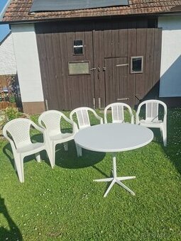 Set zahradního nábytku, plastové židle, kovový skládací stůl