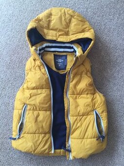 Chlapecká vesta (hořčicová barva) zn. H&M - vel. 140