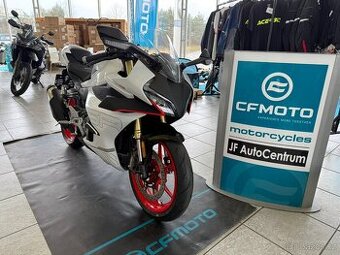 CFMOTO 450SR 25 bílá/černá - obě skladem AKCE helma