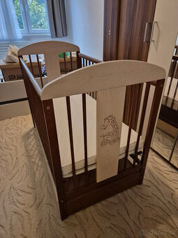 Dětská postýlka s matrací a dvěma sety povlečení