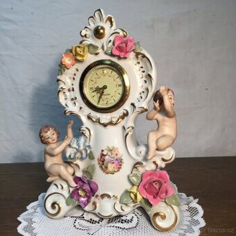 Porcelánové hodiny andělíček amorek květy DRESDEN