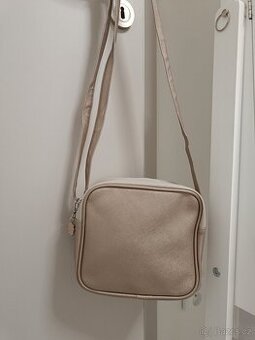 Zlatobéžová kabelka přes rameno Just