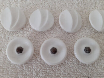Staré skleněné bílé knoflíky