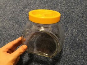 Kuchyňská skleněná dóza se žlutým víčkem