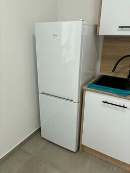 Lednička/ chladnička komb. Beko RCSA240K40WN