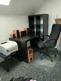 Kallax IKEA, stůl, kolečková židle, stoleček