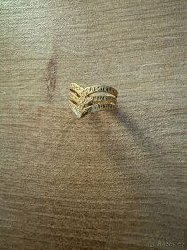 Zlatý prsten, 750 (18 K), průměr 2cm - 1