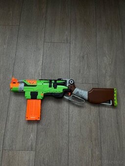 Nerf Zombie Strike SlingFire – páková puška, výborný stav