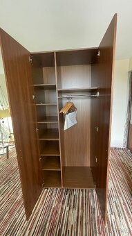 10ks Šatní skříně z hotelu