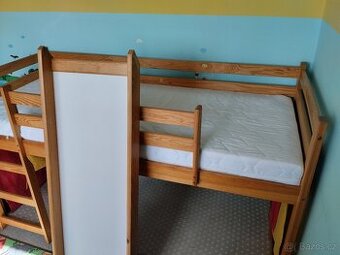 Dětská vyvýšená postel se skluzavkou a matrací