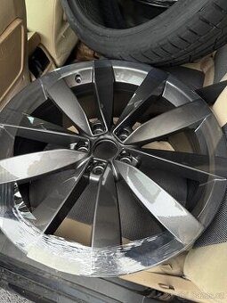 VW LUGANO R19