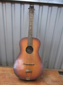 Nabízím starožitnou kytaru. Struny na výměnu. Původní stav.
