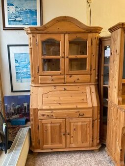 Větší dvoudveřová vitrína borovice Masiv chalupa roubenka